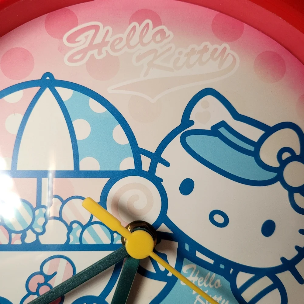 HELLO KITTY SANRIO 2004 Candy Wall Clock VINTAGE AND RARE! 11